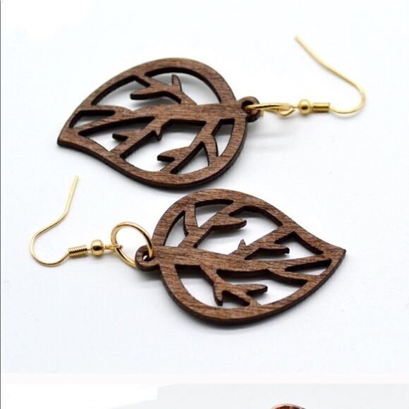 Wooden leaf earrings   - Picture 3 of 6